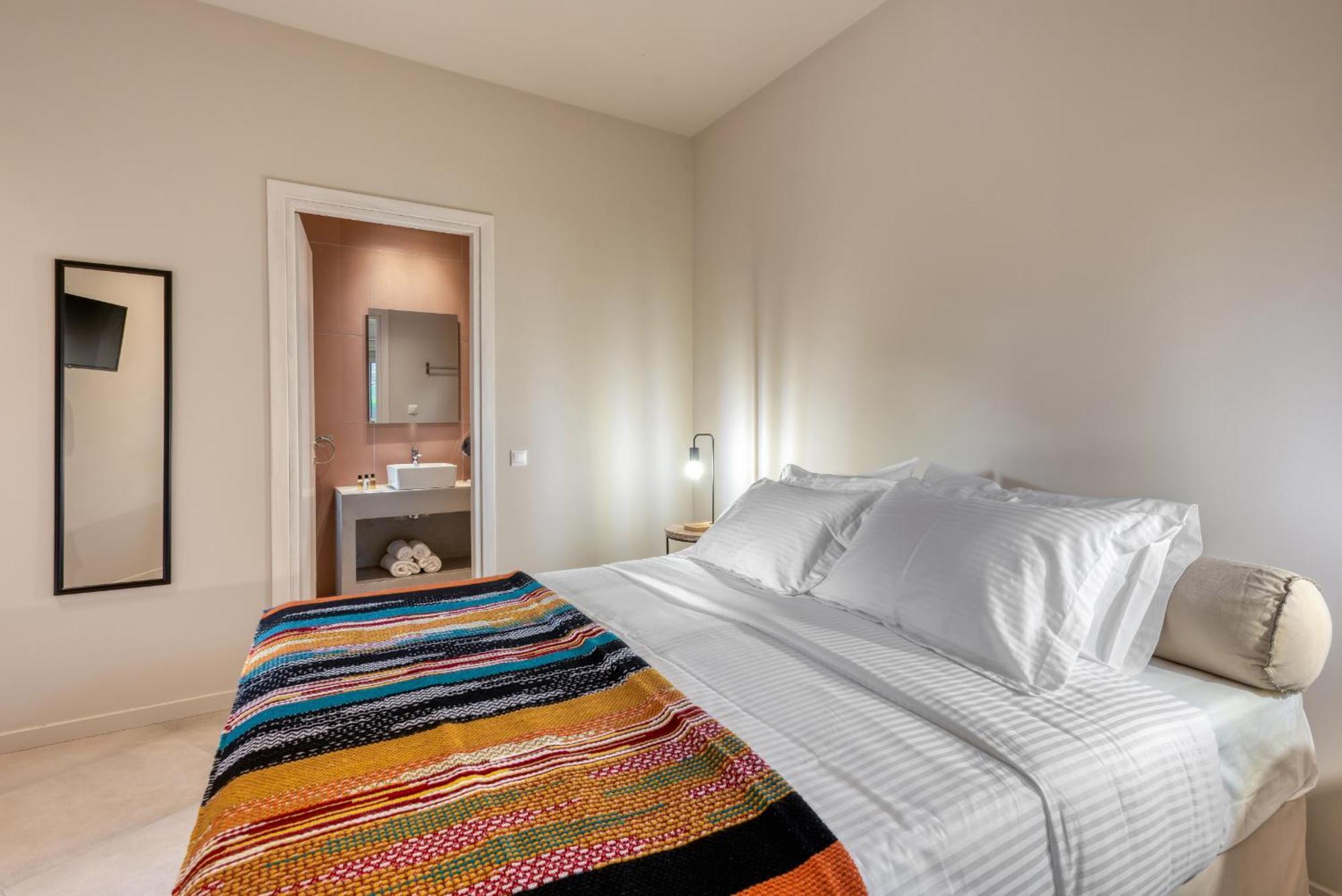 Saronis Suites Saronida 외부 사진